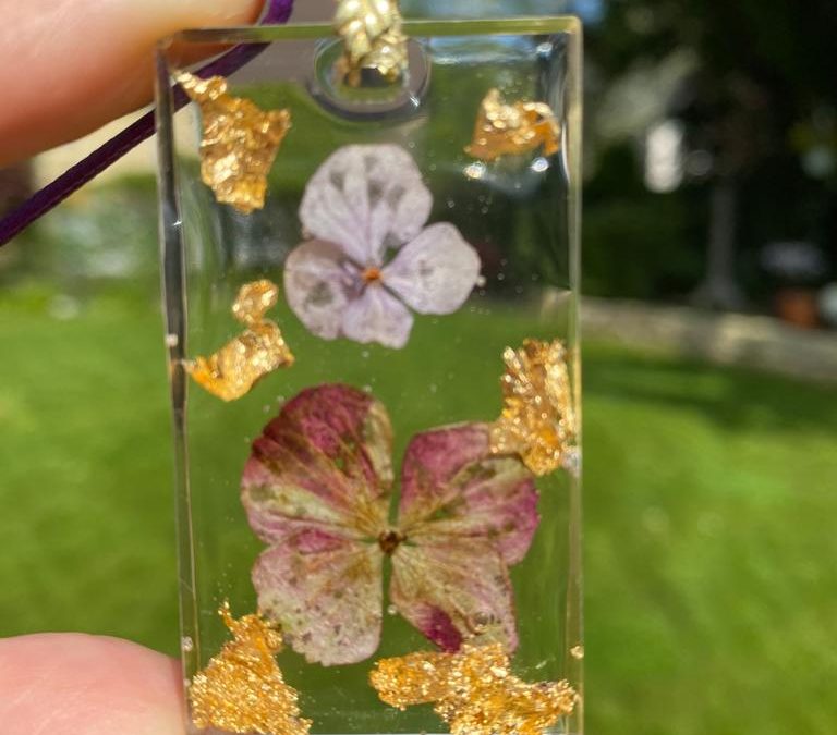 Kettenanhänger Transparent mit echten Blüten